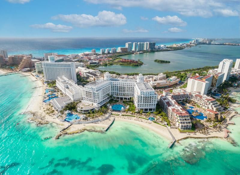 All-inclusive resorts in Cancun bay