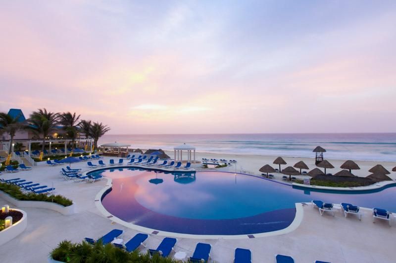 View of the swimming pull at Golden Parnassus All-Inclusive Resort in Cancun